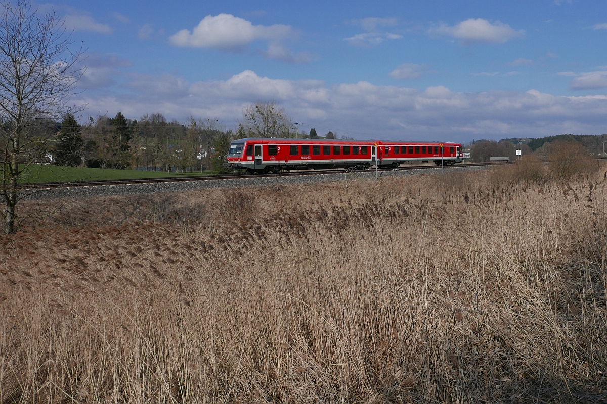 Auf der Fahrt von Aulendorf ber Kilegg, Hergatz und Lindau nach Friedrichshafen befindet sich RB 22856 am 13.03.2016 kurz vor Weiensberg.