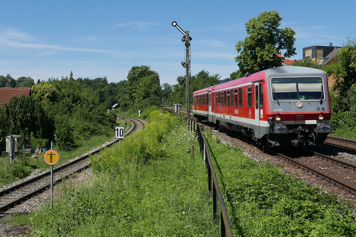 Auf der Fahrt von Aulendorf �ber Ki�legg zum ersten Etappenziel Lindau hat 628 563 am 13.08.2016 gerade das Blocksignal von Lindau-Aeschach passiert. Danach wird der Triebzug weiter nach Friedrichshafen fahren.