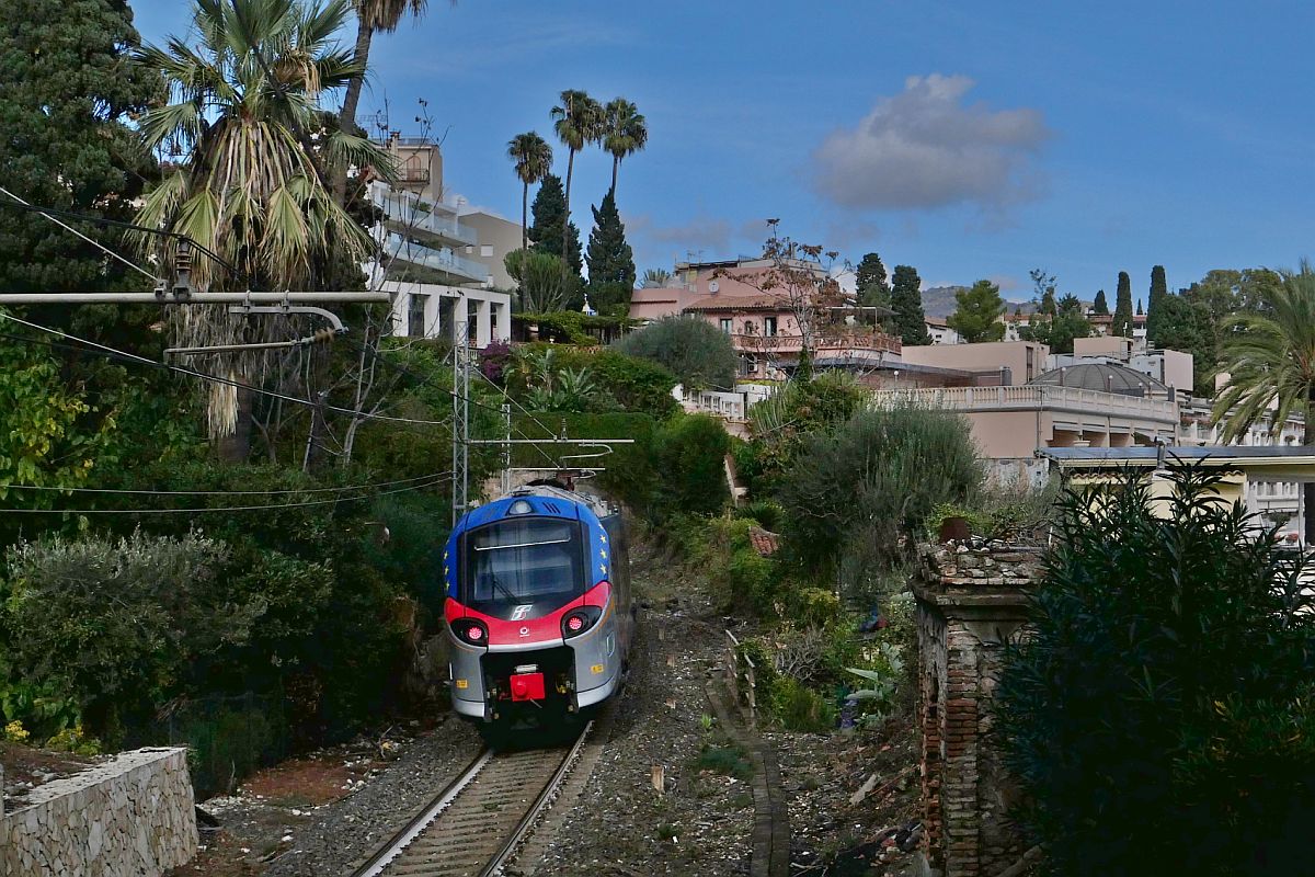 Auf der Fahrt von Catania Centrale nach Messina Centrale passiert ein unbekannter ETR 104 als R 12974 am 13.11.2022 Taormina