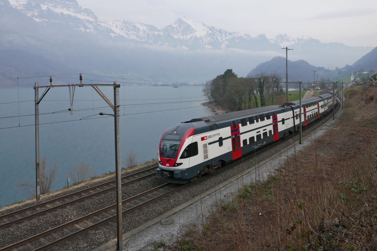 Auf der Fahrt von Chur nach Zürich hat RABe 511 123, am 28.02.2016 unterwegs als RE 5072, kurz zuvor die Station Mols passiert.