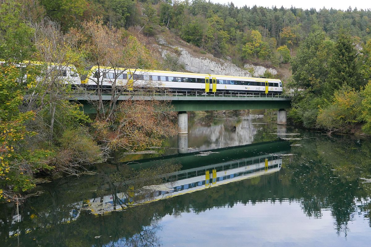 Auf der Fahrt von Donaueschingen nach Ulm berquert RE 3213 in Gutenstein die Donau (06.10.2018).