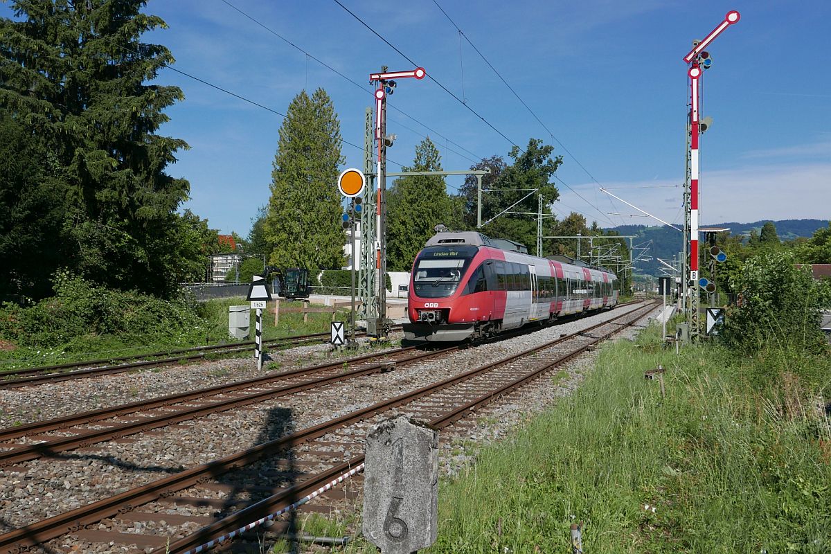 Auf der Fahrt von Feldkirch nach Lindau passiert 4024 081-4 am 11.08.2018 als REX 5584 die Einfahrsignale von Lindau-Reutin.
