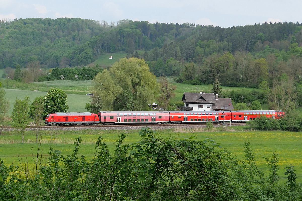 Auf der Fahrt von Friedrichshafen Hafen nach Basel Bad Bf befindet sich IRE 3 / 3052 am 07.05.2022 bei Stahringen
