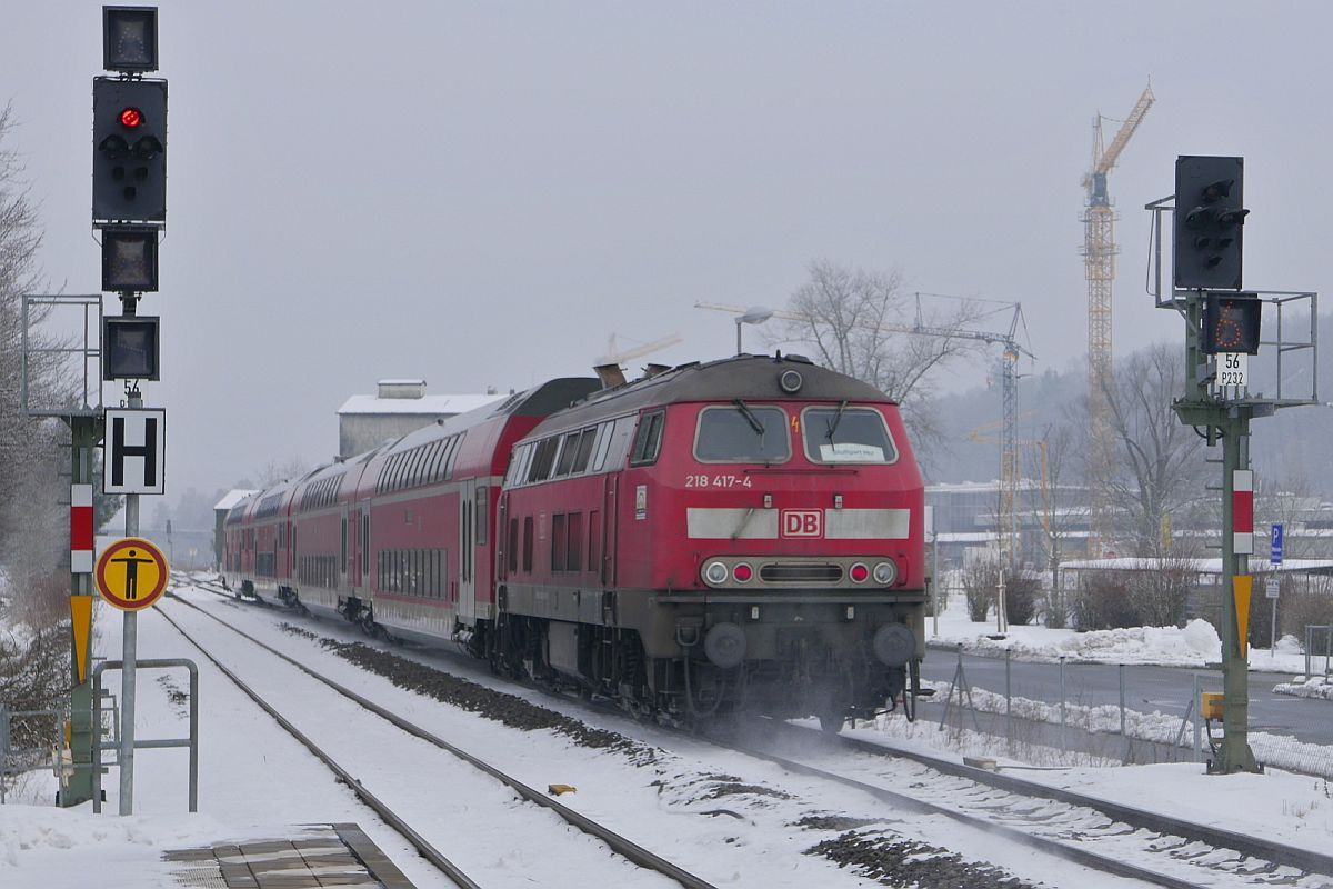 Auf der Fahrt von Friedrichshafen nach Stuttgart hat 218 417-4 die Wagen des RE 4216 am 03.03.2018 gerade durch die Haltestelle Biberach Süd geschoben.
