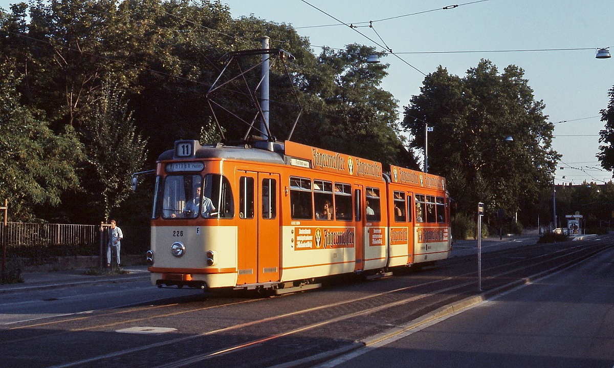 Auf der Fahrt von Hechtsheim nach Finthen hat Tw 226 der Mainzer Straßenbahn im Sommer 1986 die Haltestelle Am Gautor verlassen