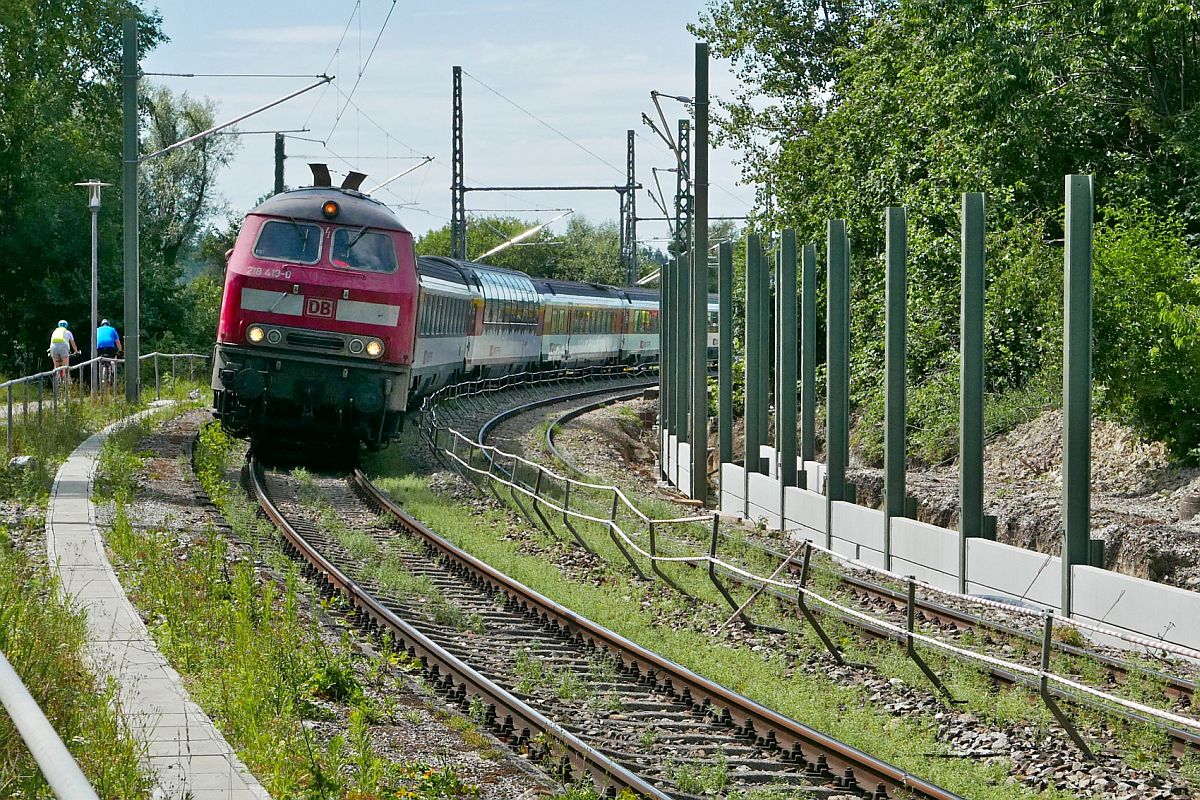 Auf der Fahrt hinauf ins Allgu ziehen 218 419-0 und 218 416-6 am 08.07.2020 die Wagen des EC 195, Zrich - Mnchen an der ehemaligen Haltestelle Weiensberg vorbei, an der die Doppel-T-Trger fr die zuknftige Schallschutzwand bereits stehen.