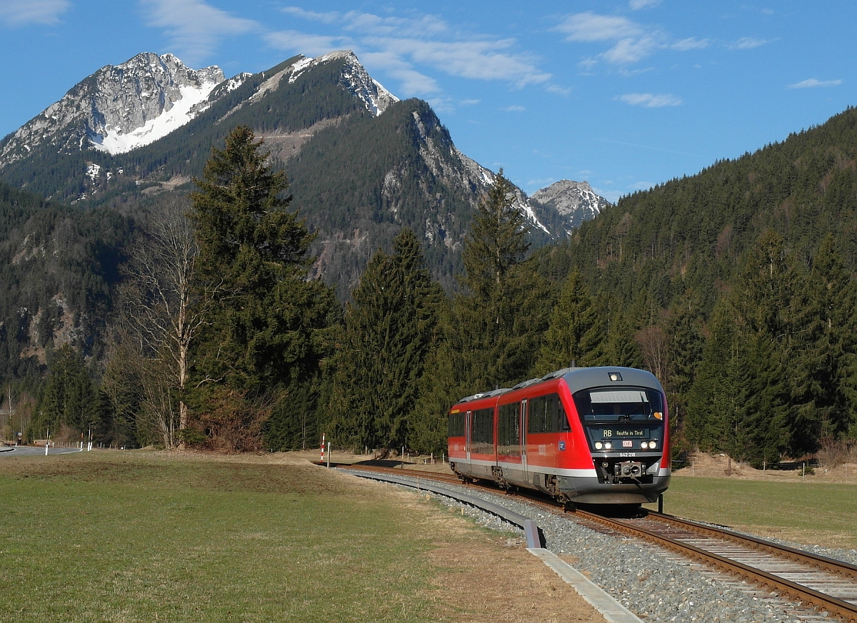 Auf der Fahrt von Kempten nach Reutte in Tirol wird 642 218, unterwegs als RB 5473, in Krze die Haltestelle Pflach erreichen (18.03.2014).