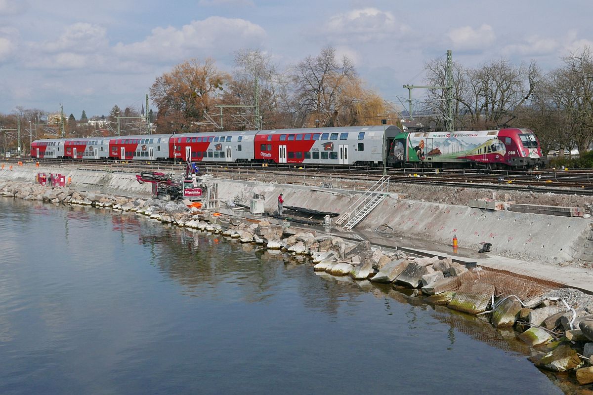 Auf der Fahrt von Lindau-Insel nach Bludenz schiebt 1116 159 am 10.03.2021 die Wagen der S1 über den Bodenseedamm.