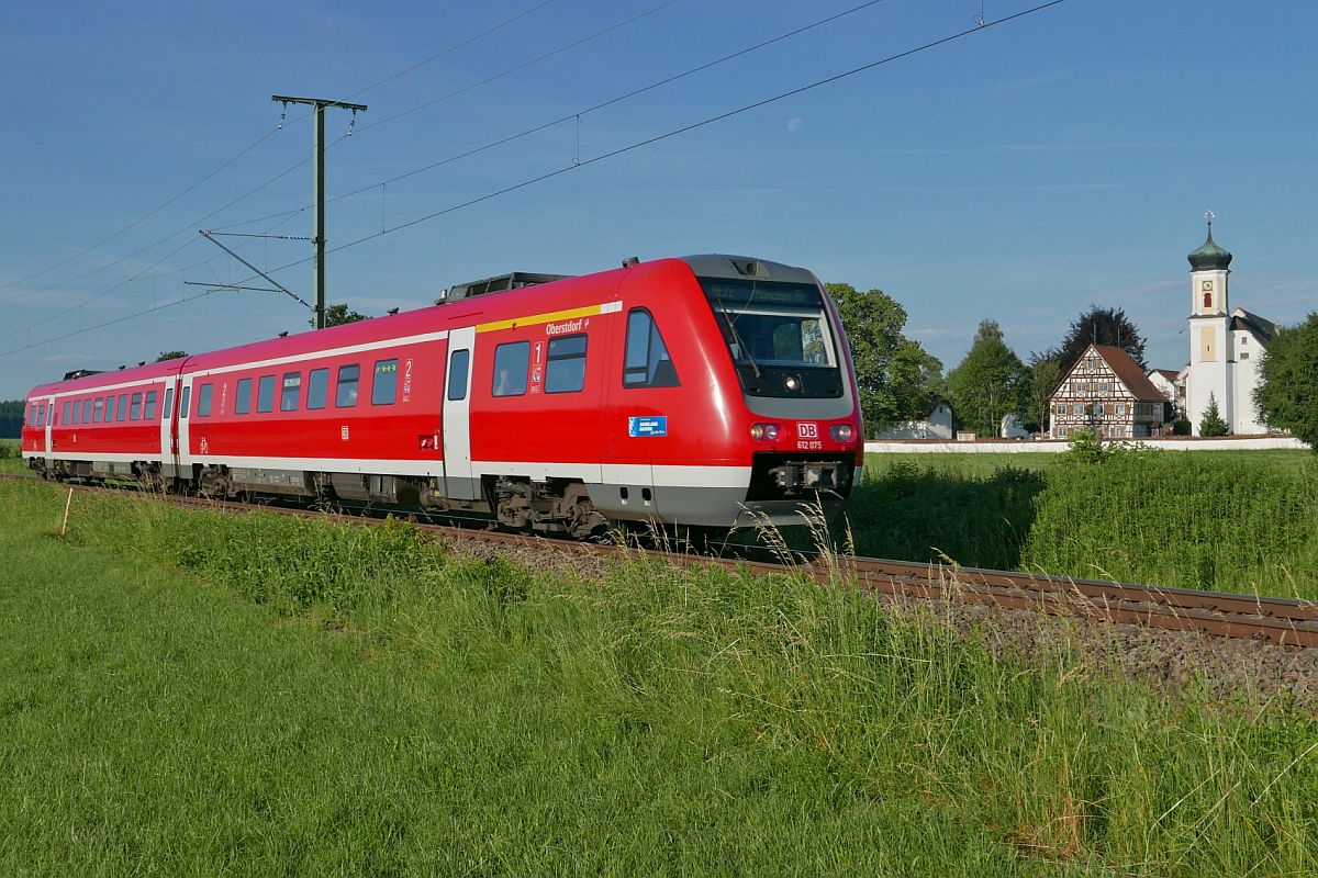 Auf der Fahrt von Lindau-Insel nach München fährt 612 075 am 28.06.2021 als RE 72 / RE 57405 an den Gebäuden des Kißlegger Ortsteils Bärenweiler vorbei.