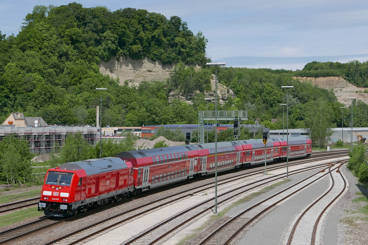 Auf der Fahrt von Lindau nach Stuttgart schiebt 245 037 am 24.05.2017 den IRE 4218 aus dem Bahnhof von Biberach (Riß).