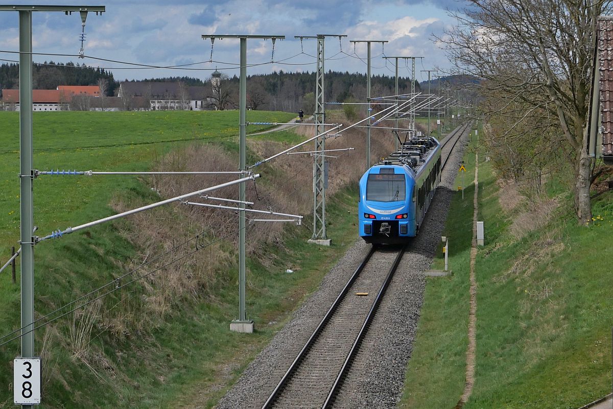 Auf der Fahrt von Lindau-Reutin nach München wird ET 4.20 als RE 96 / 78940 kurz vor Kißlegg gleich den Ortsteil Bärenweiler passieren (21.04.2023)