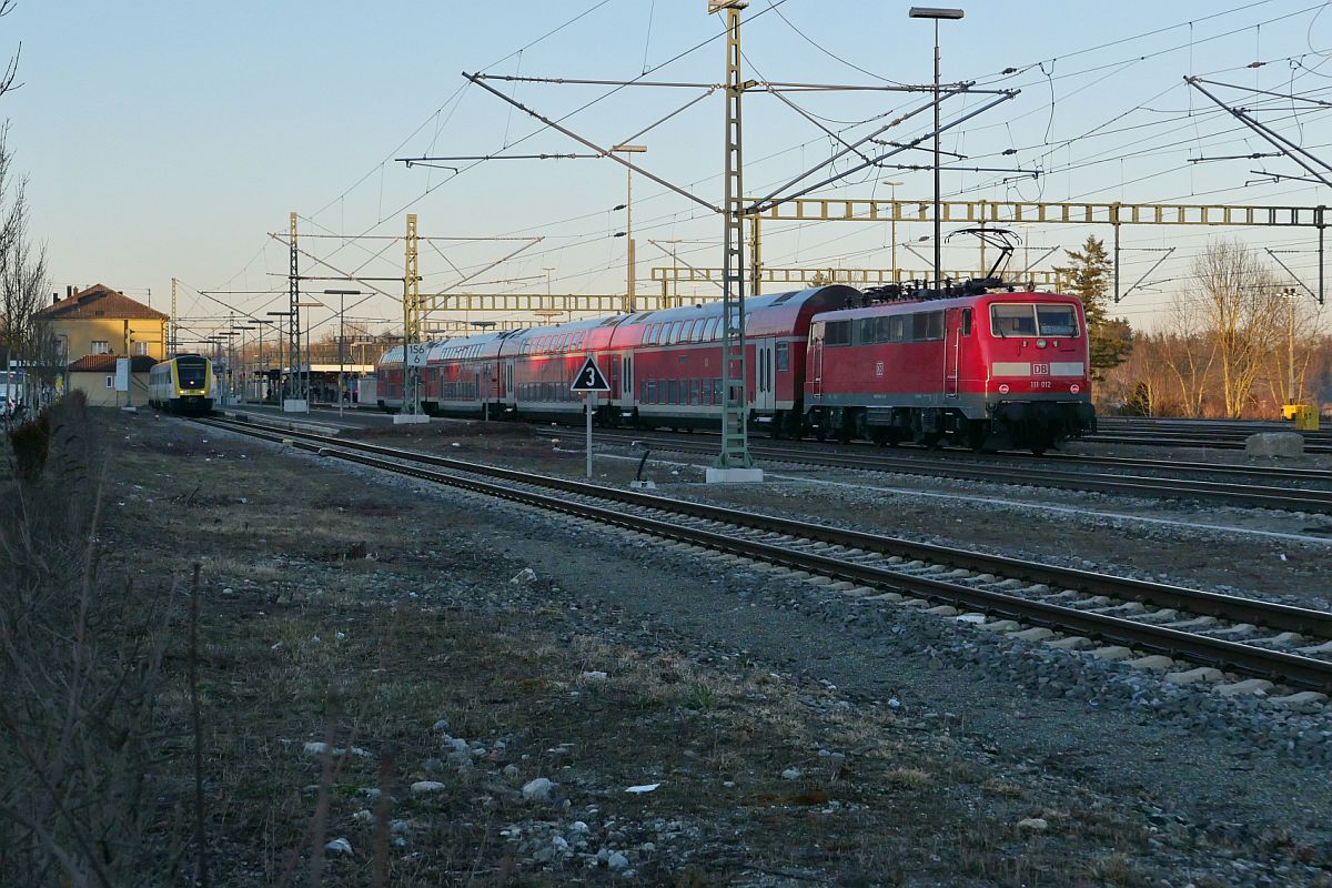 Auf der Fahrt von Lindau-Reutin nach Stuttgart schiebt 111 012 am 09.02.2022 die Wagen des RE 5 / 4240 in den Bahnhof von Aulendorf