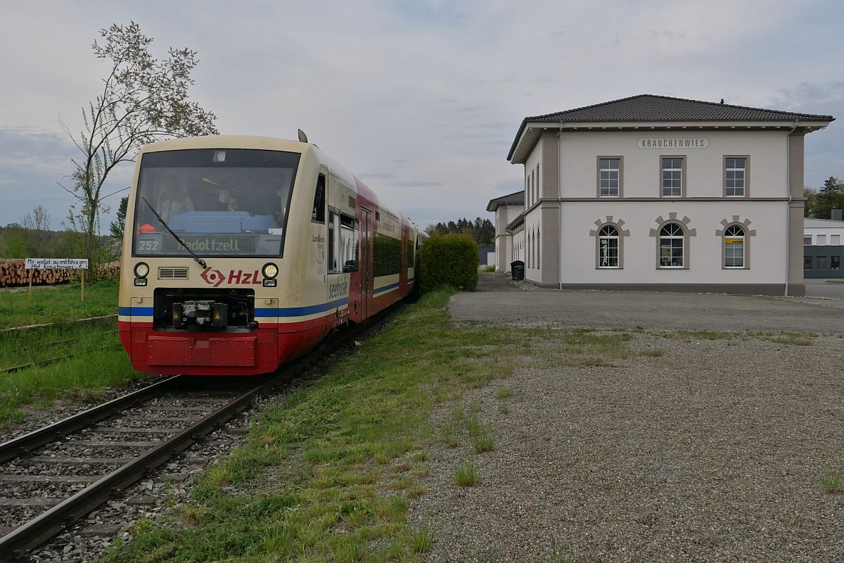 Auf der Fahrt von Mengen nach Radolfzell durchfahren die beiden  seehäsle -Triebwagen 252 und 254 der HzL / SWEG am 08.05.2022 ohne Halt den Bahnhof von Krauchenwies