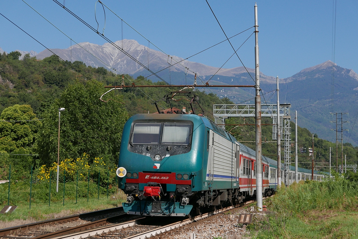 Auf der Fahrt von Milano Centrale nach Tirano schiebt am 26.09.2016 E 464.413 den RE durch den Bahnhof von Piona.