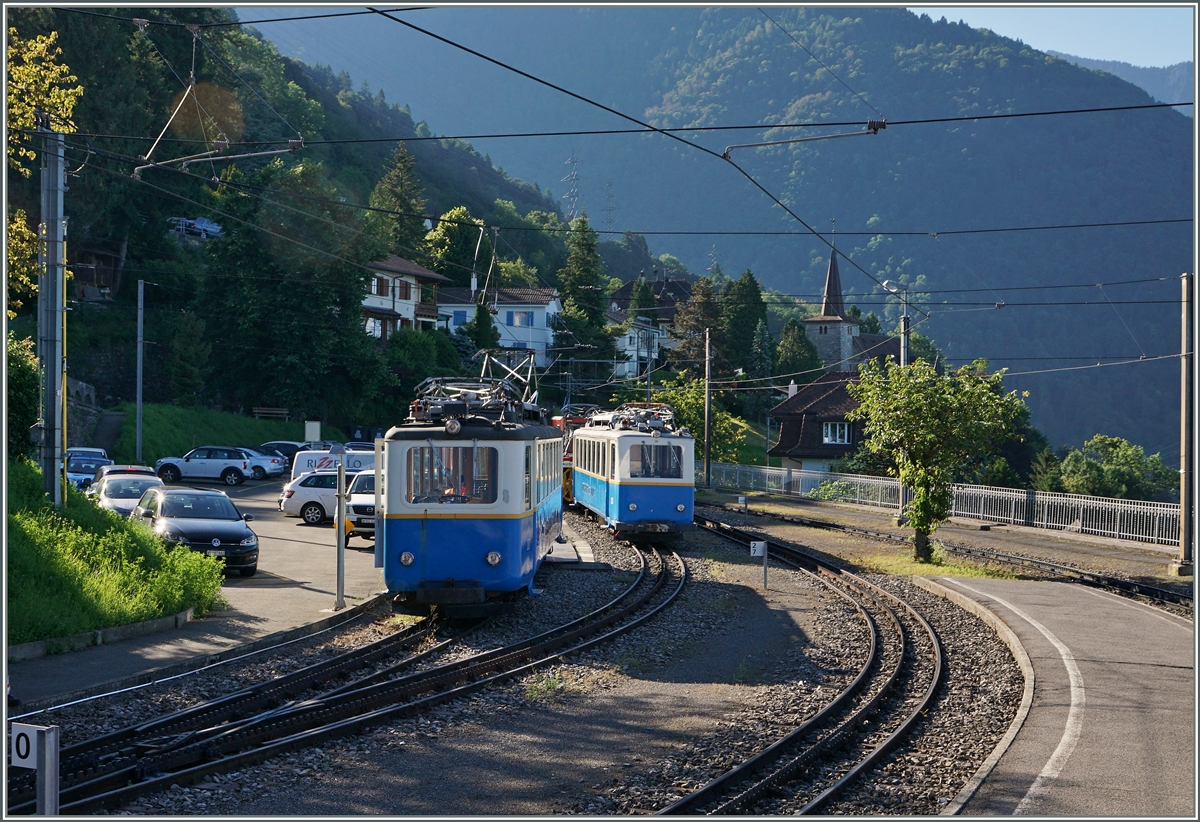 Auf der Fahrt von Montreux zu den Rochers des Naye trifft man immer wieder auf die mittlerweile bei BB.de gut bekannten Bhe 2/4, doch meist sind sie abgebügelt...
Um so grösser die Freude, als ich in Glion neben dem Bhe 2/4 203 den fahrbereiten Bhe 2/4 207 entdeckte.
28. Juni 2016