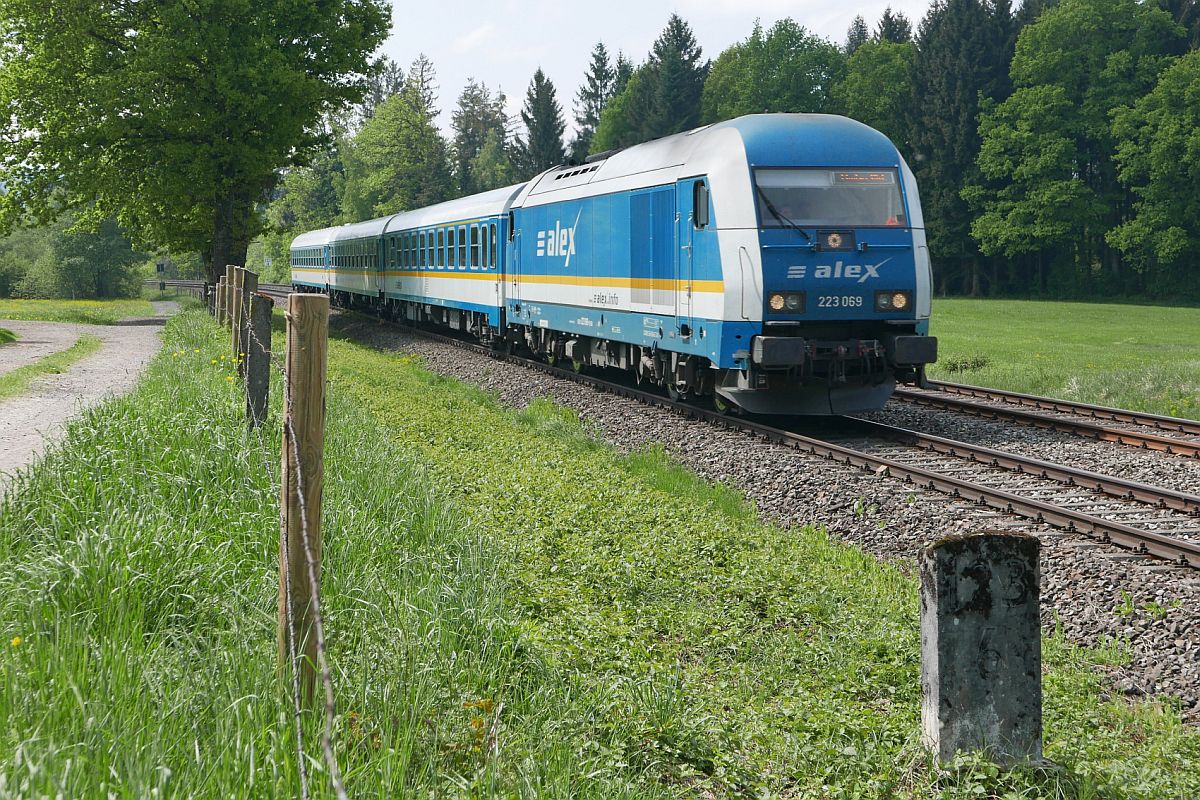 Auf der Fahrt von München nach Lindau zieht 223 069 die Wagen des ALX 84134 in der Nähe von Opfenbach am Fotografen vorbei.
