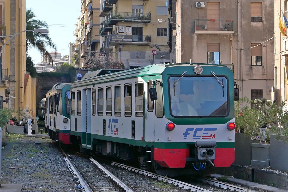 Auf der Fahrt nach Adrano Nord verlassen die Triebwagen ADE 24 und ADE 22 (95 83 4550 022-6) der FCE den Bahnhof Catania Borgo am 07.11.2022