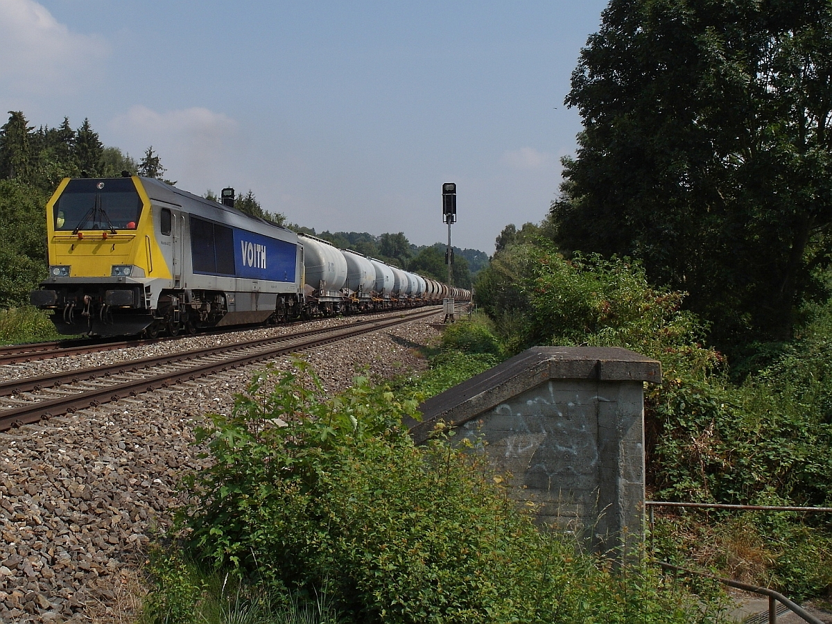 Auf der Fahrt nach Bad Wurzach zur Anlieferung von Sand und Soda in der dortigen Glasfabrik passiert die von Stock-Transport eingesetzte 264 001-9 mit dem  Sand-und-Soda-Zug  am 11.08.2015 Ulm-Donautal.