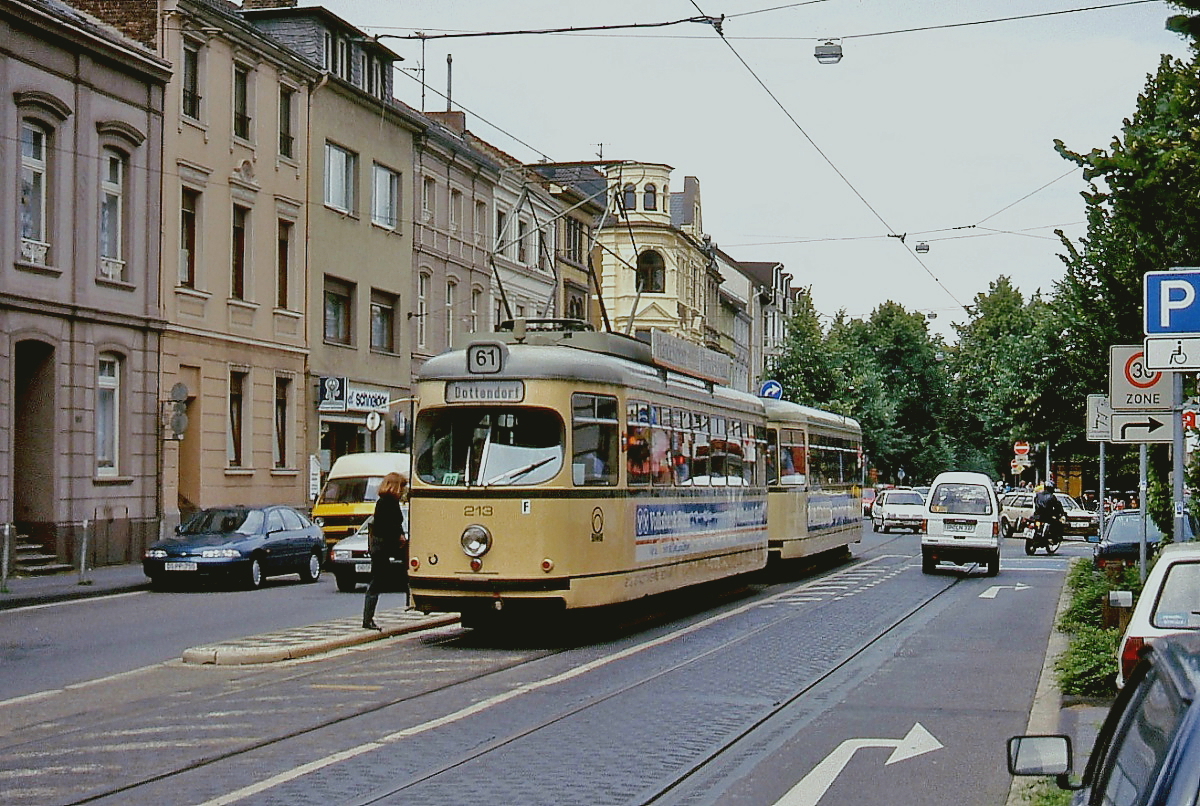 Auf der Fahrt nach Dottendorf hält Tw 213 der Bonner Straßenbahn im Sommer 1992 auf der Kölner Straße