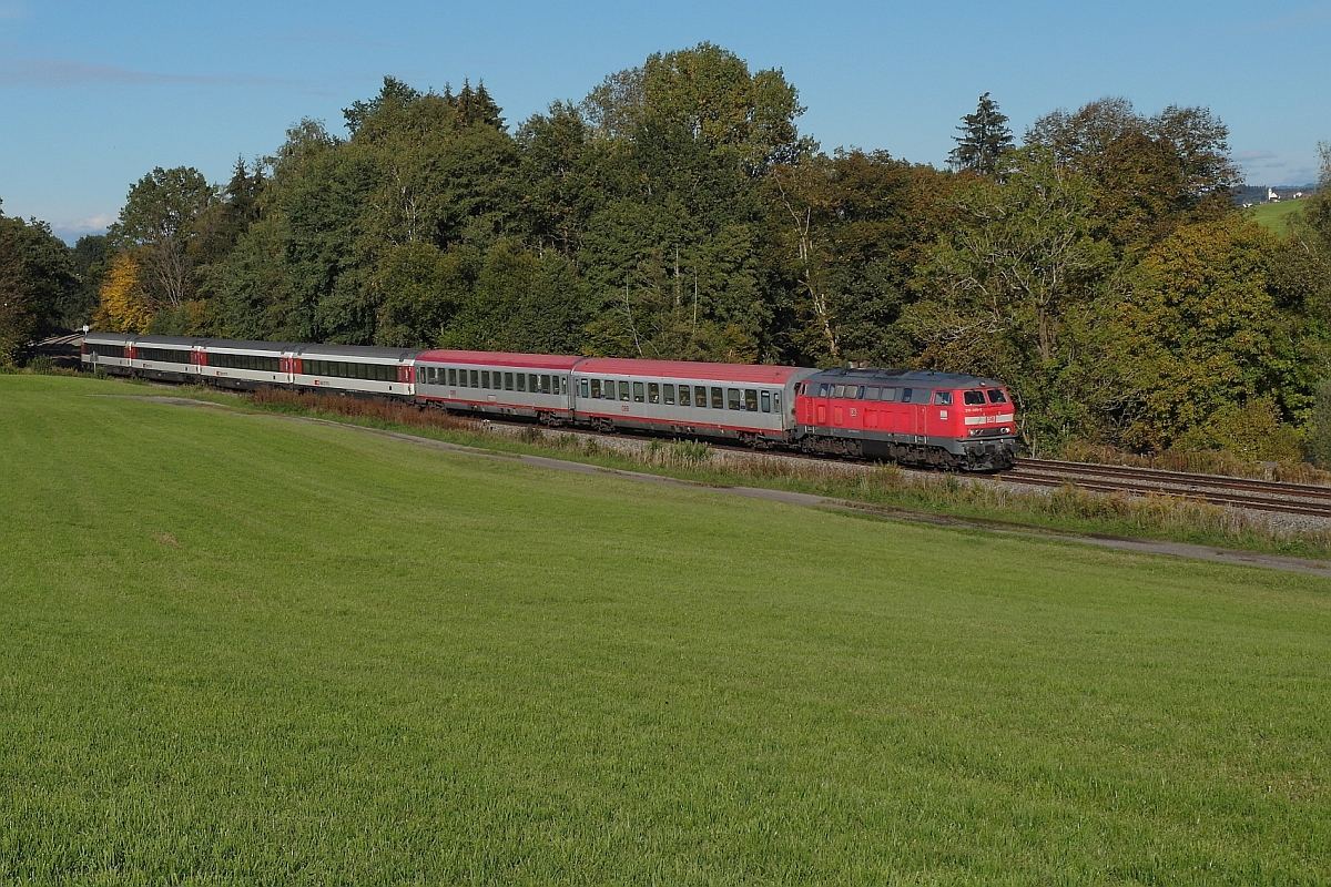 Auf der Fahrt nach Lindau hat 218 499-2 mit dem EC 1290, Mnchen - Zrich, am 04.10.2015 gerade Hergensweiler passiert.