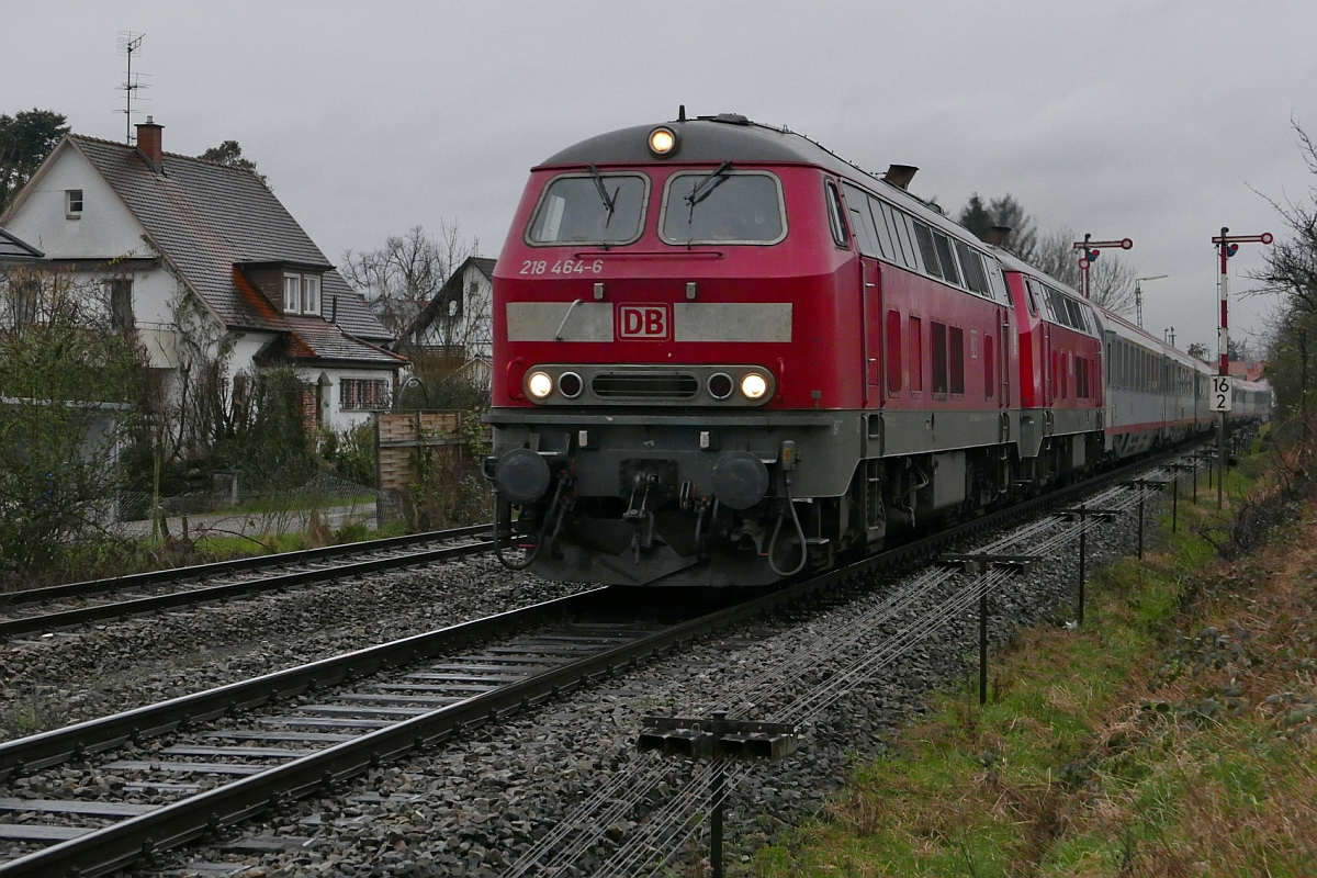 Auf der Fahrt nach Lindau ziehen 218 464-6 und eine weitere, unerkannt gebliebene 218er die Wagen des IC 119, Mnster (Westf) - Innsbruck, mit leichter Versptung durch Nonnenhorn (20.02.2016).