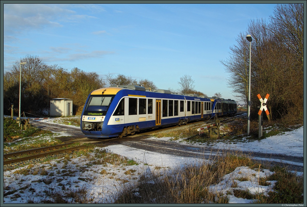 Auf der Fahrt nach Magdeburg überqueren der VT 801 mit einem weiterem Lint 41 von Transdev Sachsen-Anhalt als HEX 80149 einen Bahnübergang bei Bottmersdorf. Im Vordergrund lässt sich unter dem Gras das Streckengleis Blumenberg - Egeln erkennen, welches über eine längere Strecke parallel zur Strecke nach Halberstadt verläuft. (09.01.2016)