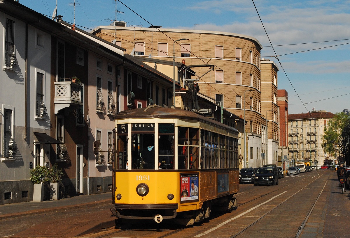 Auf der Fahrt nach Ortici legt der Tw.1951 auf der Piazza Aspari einen kurzen Zwischenhalt ein. (05.04.2019)