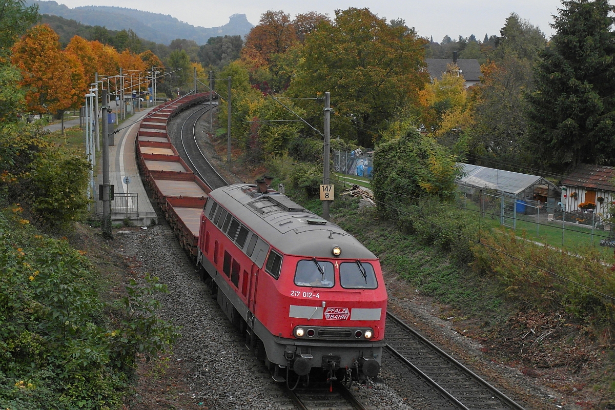 Auf der Fahrt nach Radolfzell passiert 217 012-4 der PFALZBAHN mit Wagen der Gattung Ks die Haltestelle Singen Landesgartenschau (10.10.2015).