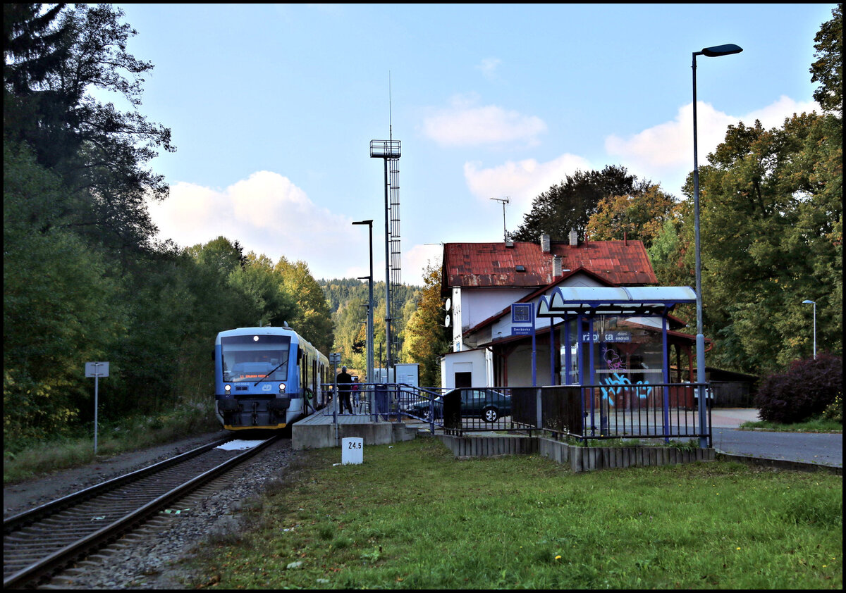 Auf der Fahrt nach Seklarska Poreba h�lt hier der CD 840002 am 5.10.2026 um 13.19 Uhr im Landbahnhof Smrzovka an der Zackenbahn.