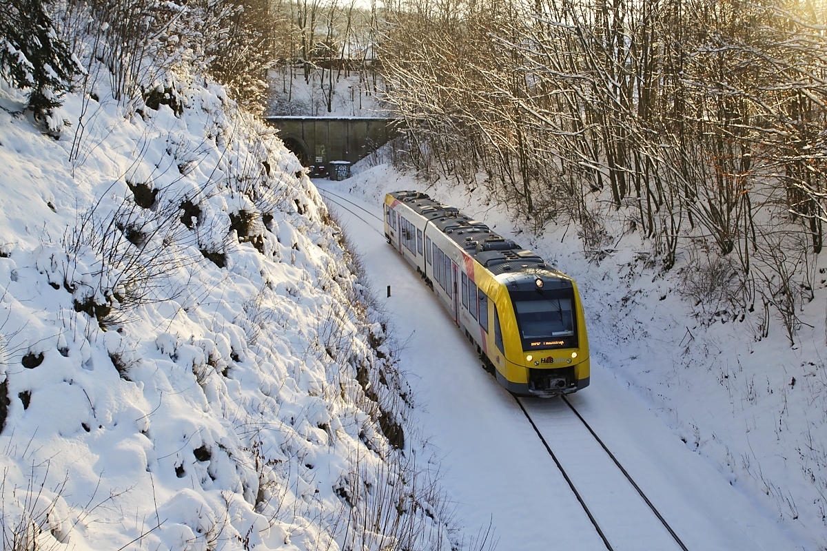 Auf der Fahrt von Olpe nach Finnentrop hat der VT 507 der Hessischen Landesbahn am 20.01.2024 den Listerscheider Tunnel verlassen und wird gleich im Haltepunkt Listerscheid eintreffen