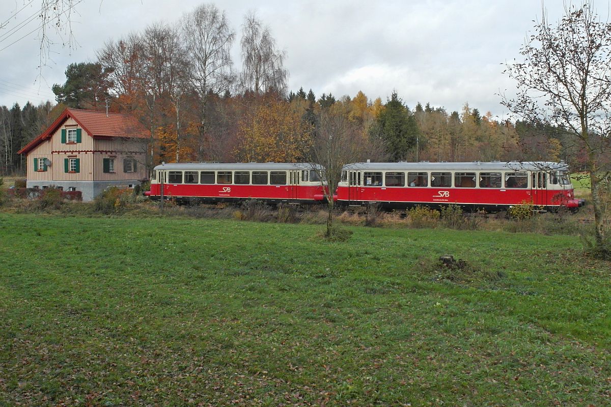Auf der Fahrt von Pfullendorf nach Aulendorf haben der MAN-Triebwagen VT 8 und VS 14 der SAB am 16.11.2014 bei Kreenried gerade einen unbeschrankten Bahn�bergang passiert.