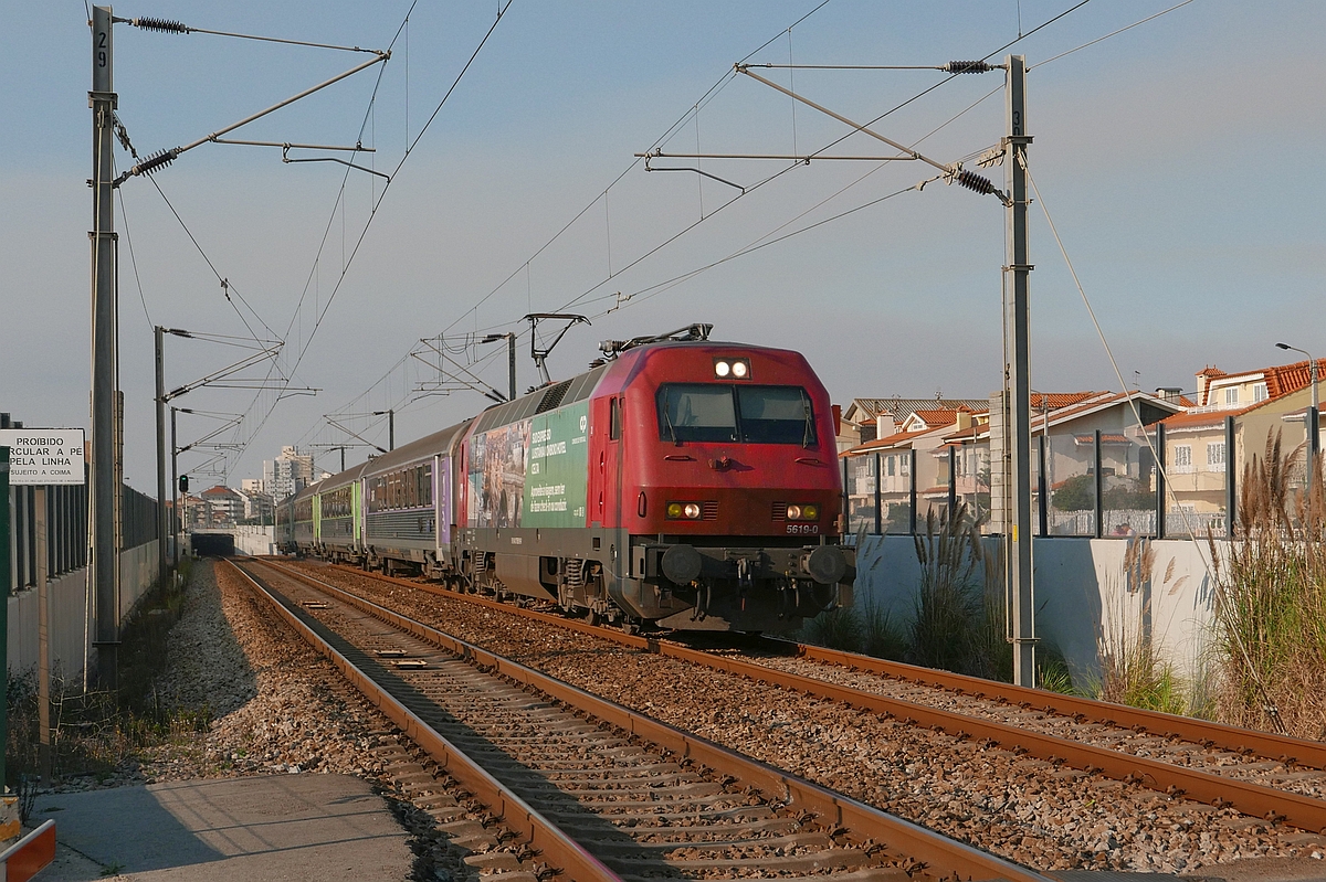 Auf der Fahrt von Porto Campanhã nach Lissabon Santa Apolónia ist 5619-0 mit den Wagen des IC 524 kurz zuvor an der unterirdischen Haltestelle von Espinho abgefahren und hat die südliche Rampe an die Oberfläche hinter sich gelassen (07.10.2017).
