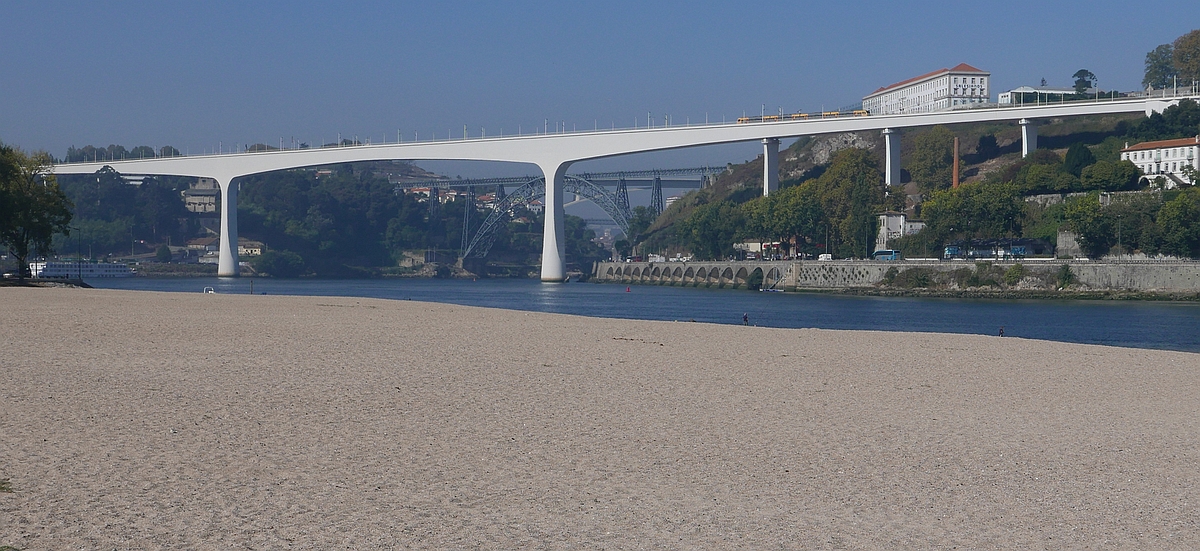 Auf der Fahrt von Porto São Bento nach Ovar überquert ein Triebwagen der Baureihe 3400 auf der 1.029 m langen und 66 m hohen Ponte de São João den Douro (04.10.2017).