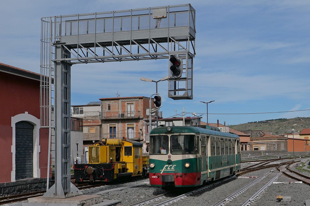 Auf der Fahrt von Randazzo nach Catania Borgo erreicht Triebwagen ADE 13 am 15.11.2022 den Bahnhof von Bronte. Aufnahmestandort der zwischen den Gleisen 2 und 3 liegende Bahnsteig.