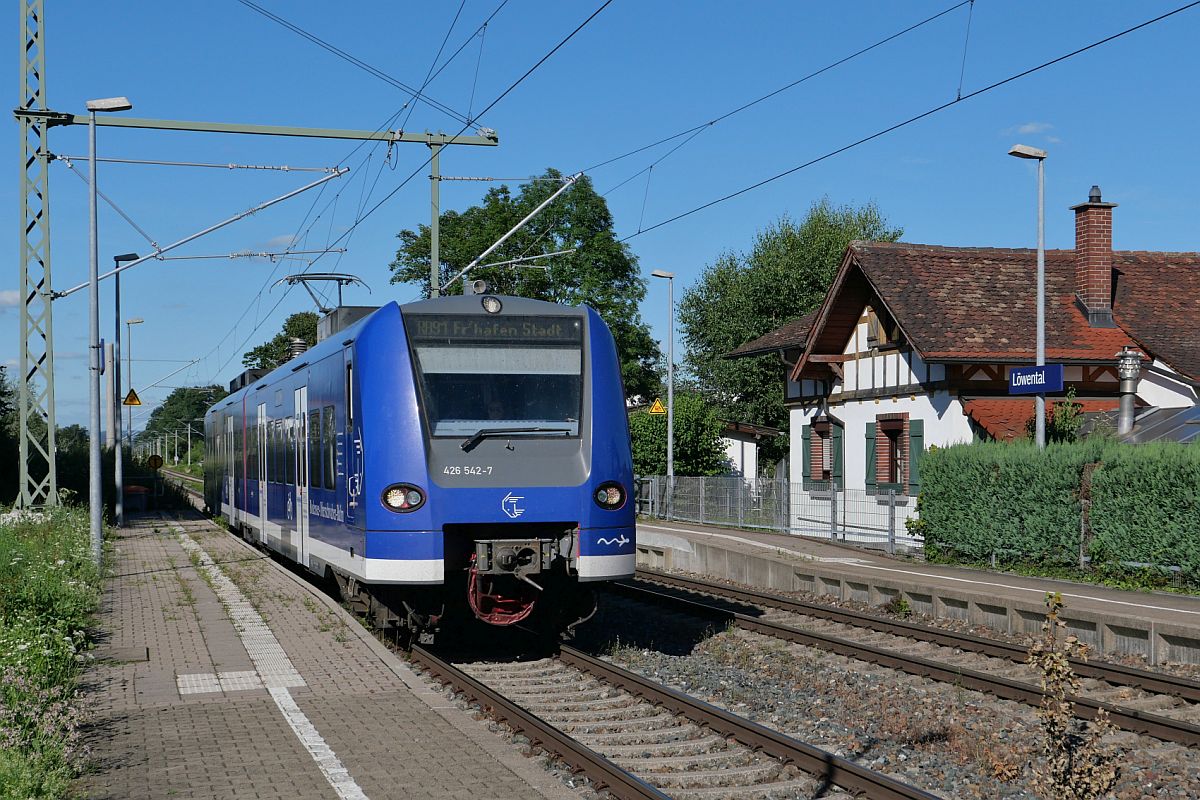 Auf der Fahrt von Ravensburg nach Friedrichshafen Stadt erreicht 426 542-7 der Bodensee-Oberschwaben-Bahn am 11.07.2022 als RB 91 / 87589 den vorletzten Halt, Friedrichshafen Löwental