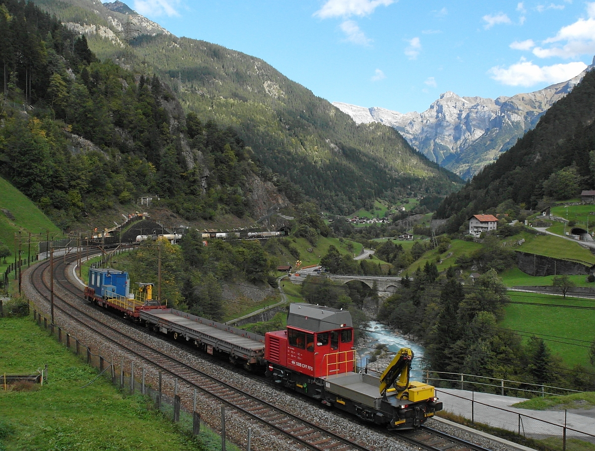 Auf der Fahrt Richtung Göschenen passiert Tm 234 122-0 am 01.10.2015 Meitschligen.
