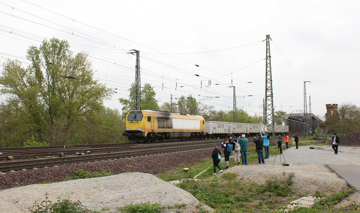 Auf der Fahrt Richtung Rothensee passierte die Nordic Rail Service 264 011-8 mit ihrem Güterzug am 06.05.2023 einige Hobbyfotografen an der Herrenkrugbrücke in Magdeburg, die während des Familienfestes der Magdeburger Eisenbahnfreunde in der Nähe Abwechslung an der Strecke suchten.