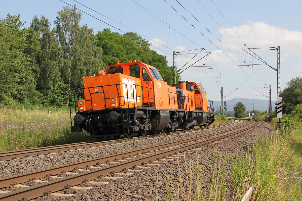 Auf Fahrt Richtung Süden befanden sich am 17.07.2013 die beiden BBL Loks 214 027-5 (BBL18) und 214 025-9 (BBL 14). Aufgenommen in Wehretal-Reichensachsen.