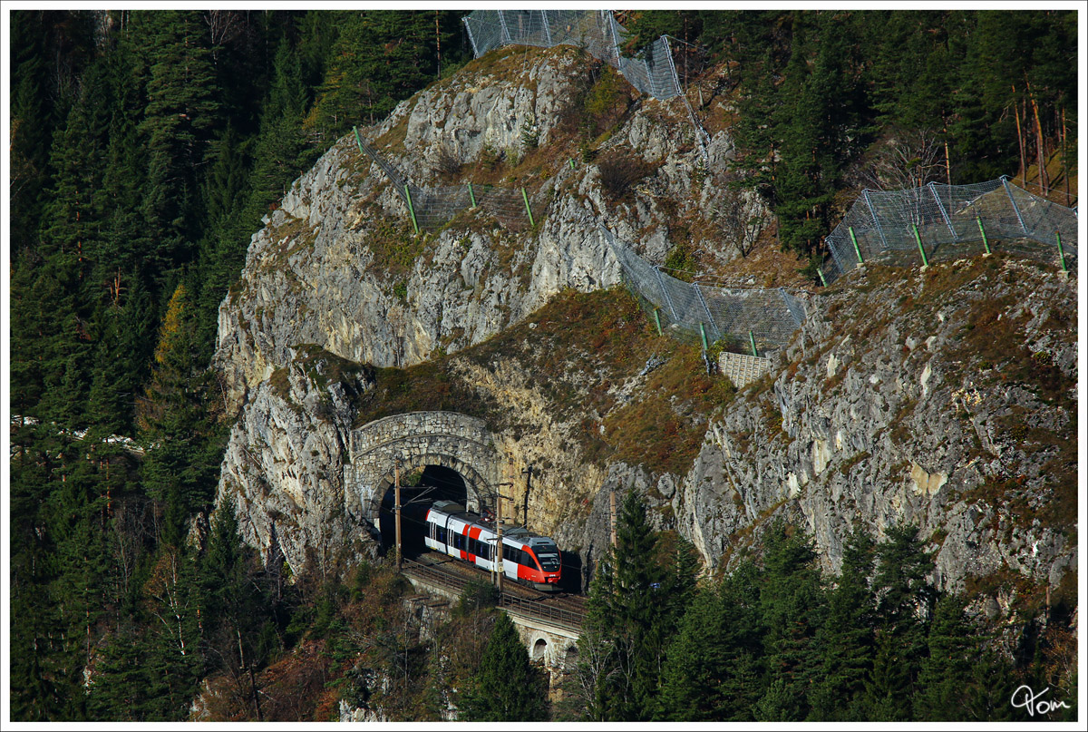 Auf der Fahrt von Semmering nach Payerbach, fhrt dieser Talent auch durch den 13,82m langen Kleinen Krausel Tunnel.
Breitenstein 8.11.2013