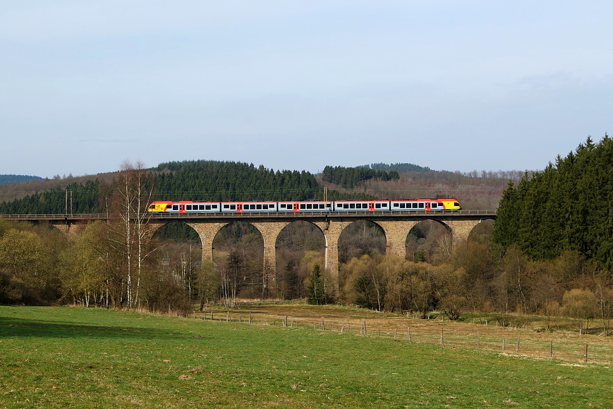 Auf der Fahrt von Siegen nach Frankfurt/Main überquert am 28.03.2014 ein FLIRT der Hessischen Landesbahn den Viadukt bei Rudersdorf