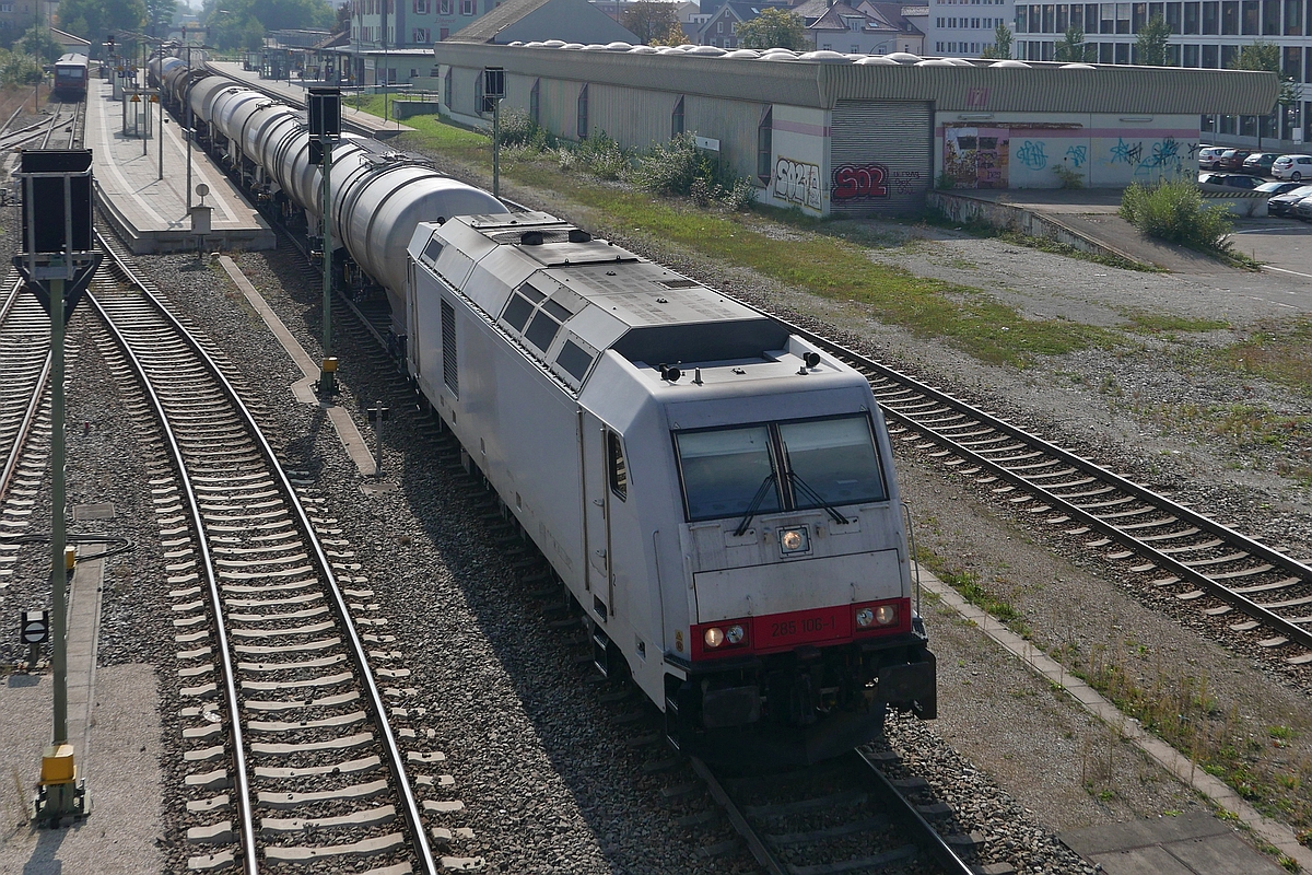 Auf der Fahrt von Singen/Radolfzell nach Ulm zieht 285 106-1 am 26.09.2017 einen aus unterschiedlichen Kesselwagen gebildeten  Rheintalbahn-Umleiter  durch den Bahnhof von Biberach (Riß).