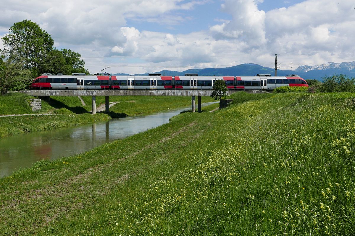 Auf der Fahrt von St. Margrethen nach Bregenz überquert die S 3 bei Hard die Dornbirner Ach (30.05.2019).