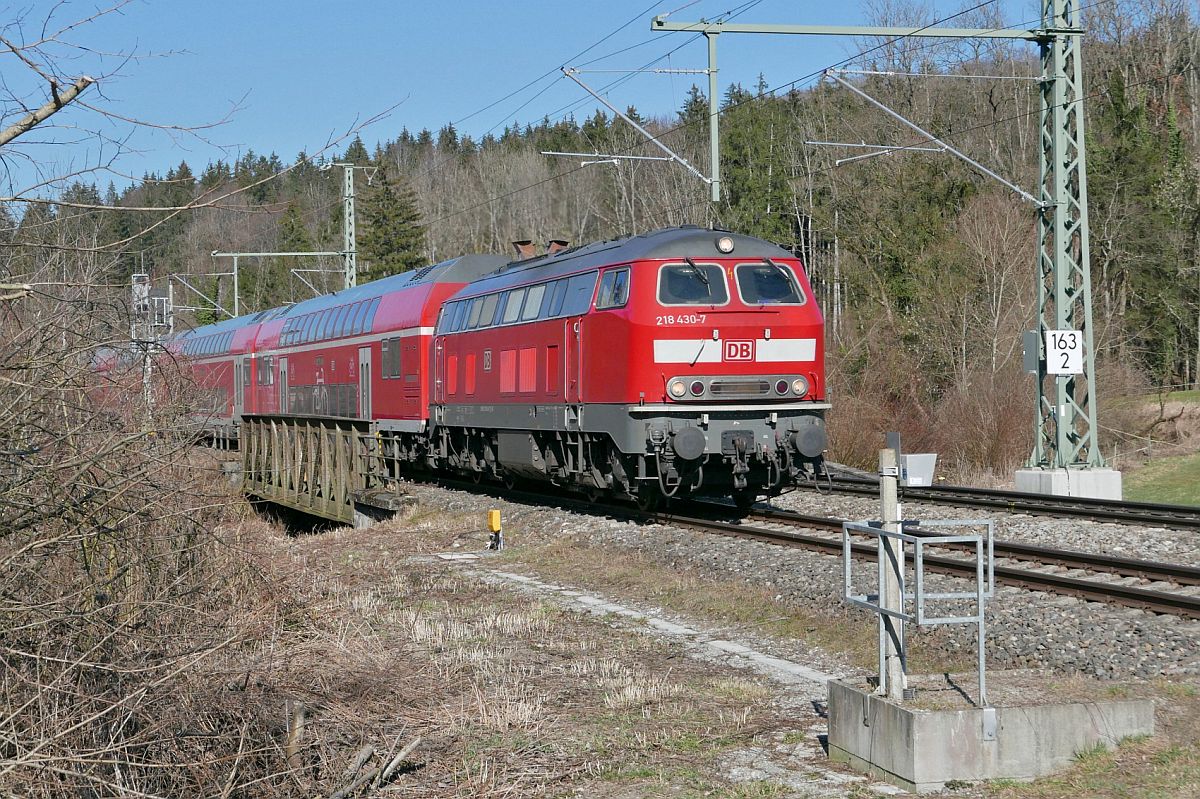 Auf der Fahrt von Stuttgart nach Friedrichshafen berquert 218 430-7 mit den Wagen des RE 5 / RE 4217 im Schussentobel bei Kilometer 163.2 die Schussen zum siebten und letzten Mal. Durlesbach, 08.03.2021