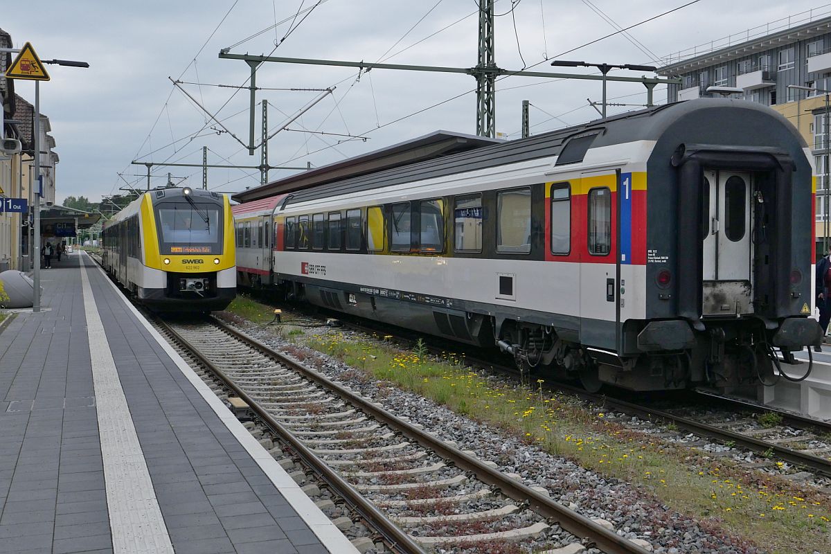 Auf der Fahrt von Überlingen Therme nach Friedrichshafen Hafen fährt 622 962 als IRE 31 / 17893 in Friedrichshafen Stadt an den Wagen des IC 119  BODENSEE , Dortmund - Innsbruck, vorbei, in den am 19.05.2023 Apm 61 85 10-90 258-7 der SBB eingereiht ist