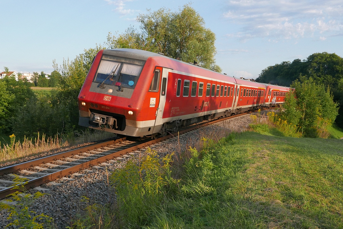 Auf der Fahrt von Ulm nach Basel wurde 611 014, am 23.08.2017 unterwegs als IRE 3052, zwischen Fischbach und Kluftern fotografiert.