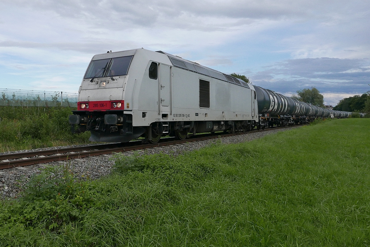 Auf der Fahrt von Ulm nach Radolfzell/Singen wurde 285 106-1 mit einem „Rheintalbahn-Umleiter“ am 17.09.2017 bei Fischbach fotografiert.