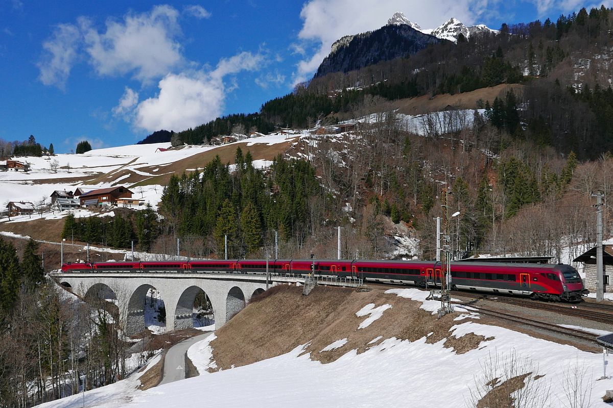 Auf der Fahrt von Wien nach Zürich überquert RJX 368 am 05.03.2019 den Hölltobel in Dalaas.