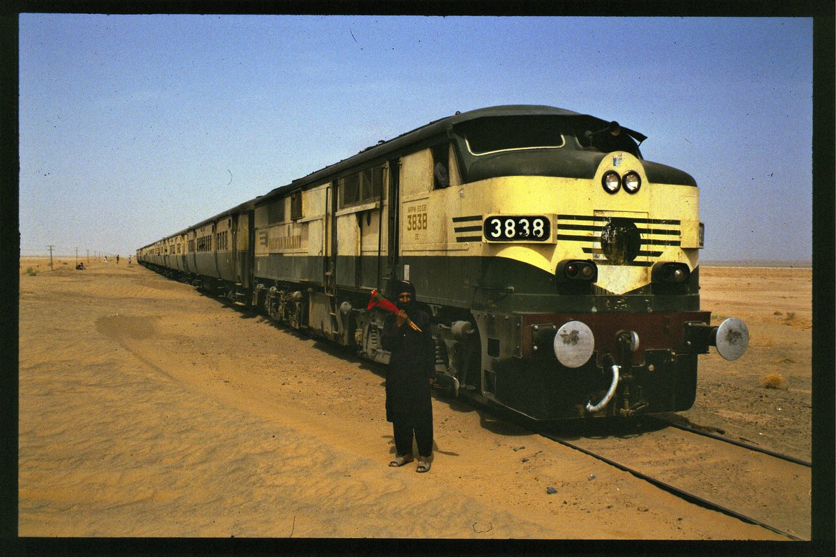 Auf der Fahrt von Zahedan nach Quetta in Pakistan blieb der Zug in einer Sanddüne hängen. Die Fahrgäste halfen mit, ihn wieder flott zu bekommen. Hier steht er zur Weiterfahrt bereit.