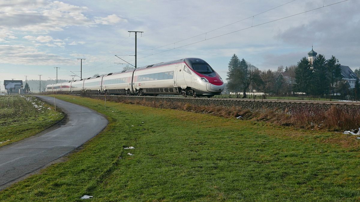Auf der Fahrt von Zrich nach Mnchen befindet sich RABe 503 021 am 16.12.2020 als EuroCityExpress ECE 97 in der Nhe des Kilegger Ortsteils Brenweiler.
