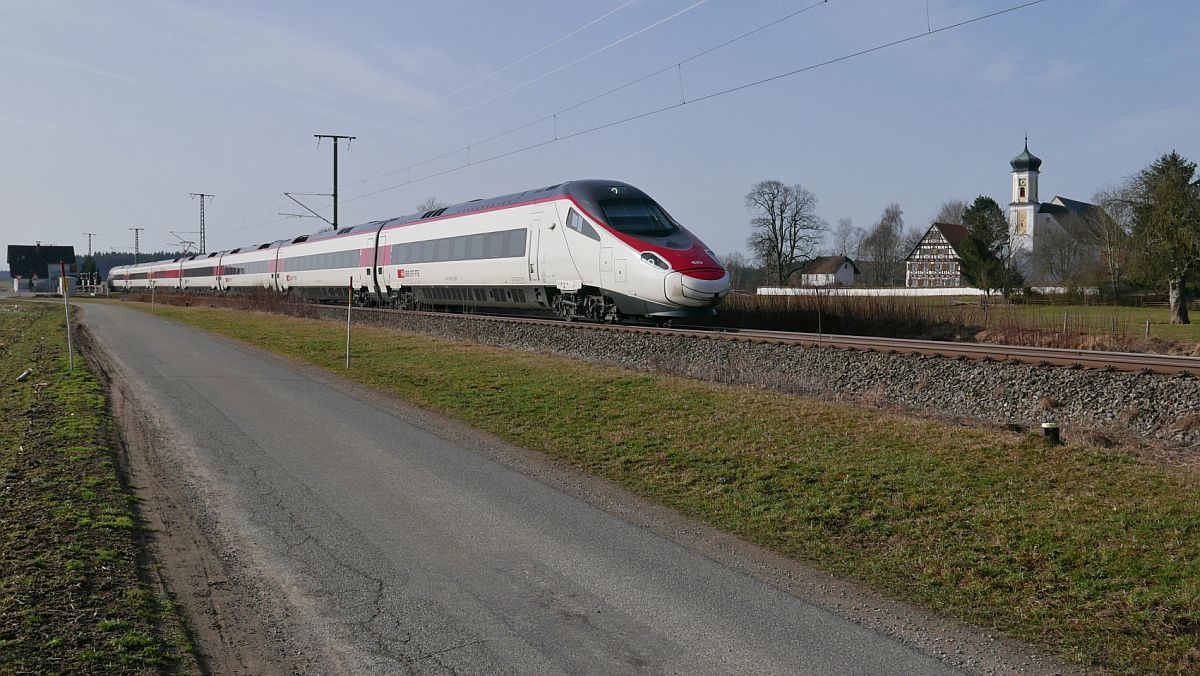 Auf der Fahrt von Zrich nach Mnchen befindet sich RABe 503 014 am 26.02.2021 als EuroCityExpress ECE 97 in der Nhe des Kilegger Ortsteils Brenweiler.